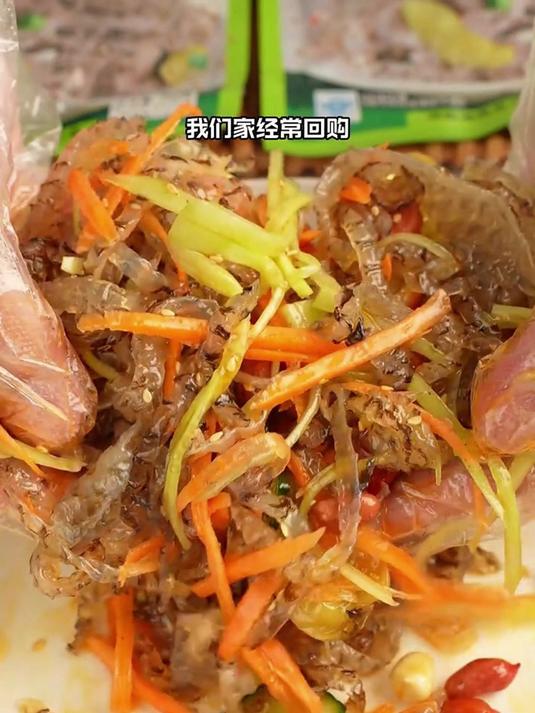 夏天怎么少的了这道凉拌即食的泡椒鱼皮呢！