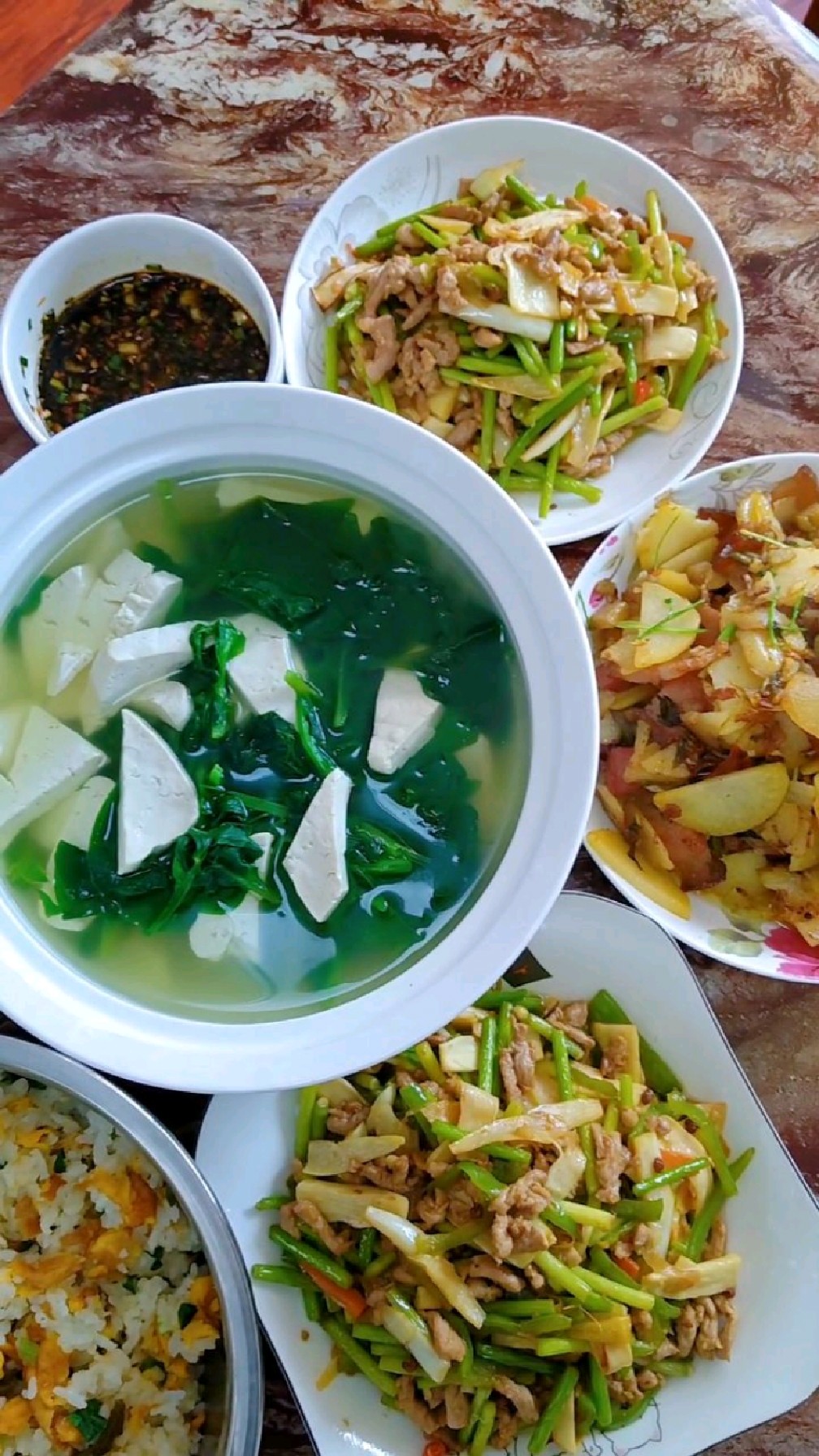 瘦肉炒蒜苔、豆腐豌豆尖汤、腊肉炒土豆、蛋炒饭,周末的午餐不错