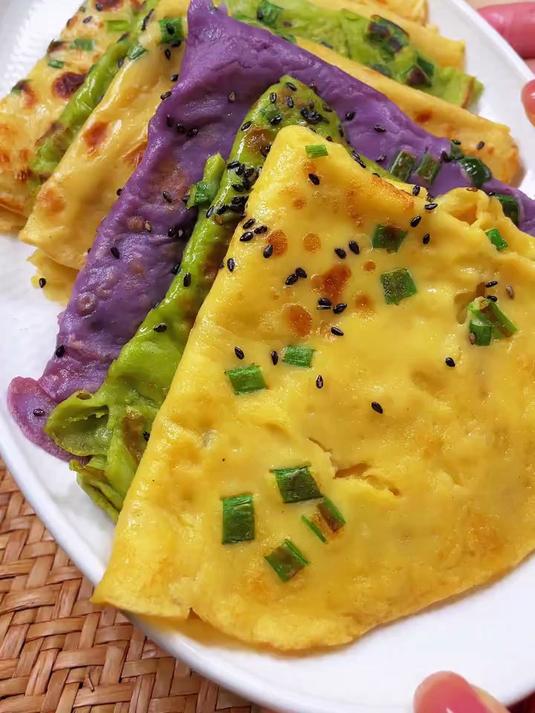 五颜六色的鸡蛋灌饼