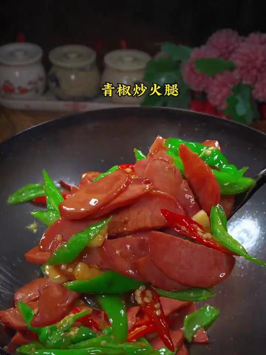 每次家里炒这道青椒火腿米饭都要多吃两碗