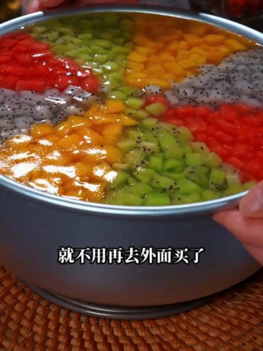 今天给孩子们做一个水果蛋糕
