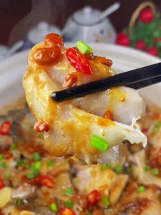 鱼头最下饭的做法就是砂锅焗了