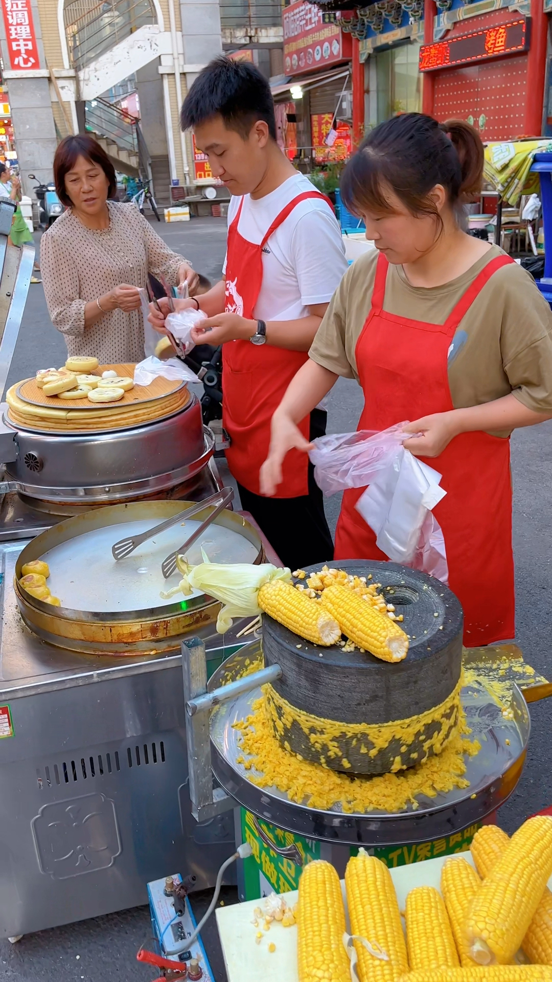不知道干什么的朋友可以看下这个石磨玉米饼,新鲜玉米现磨现做,卖的特别好