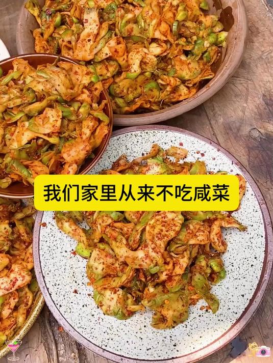 青菜头切成薄片,晾晒风干,裹上辣椒面,麻辣脆嫩 下饭菜