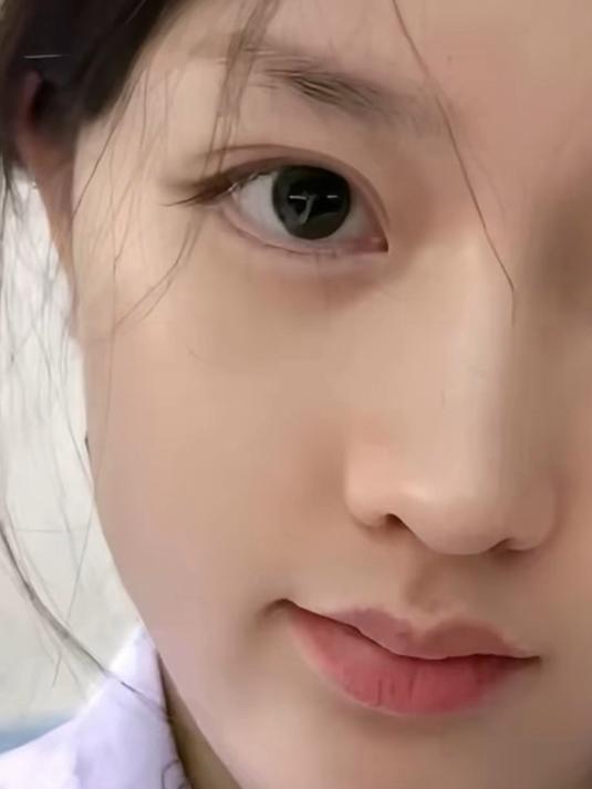 女子展示自己“灵活的眼睛”“斗鸡眼”“半边斗鸡眼”都做出来了