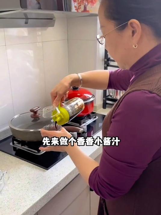 太香了!你们一定要试试我婆婆做的虾仁炒乌冬面!