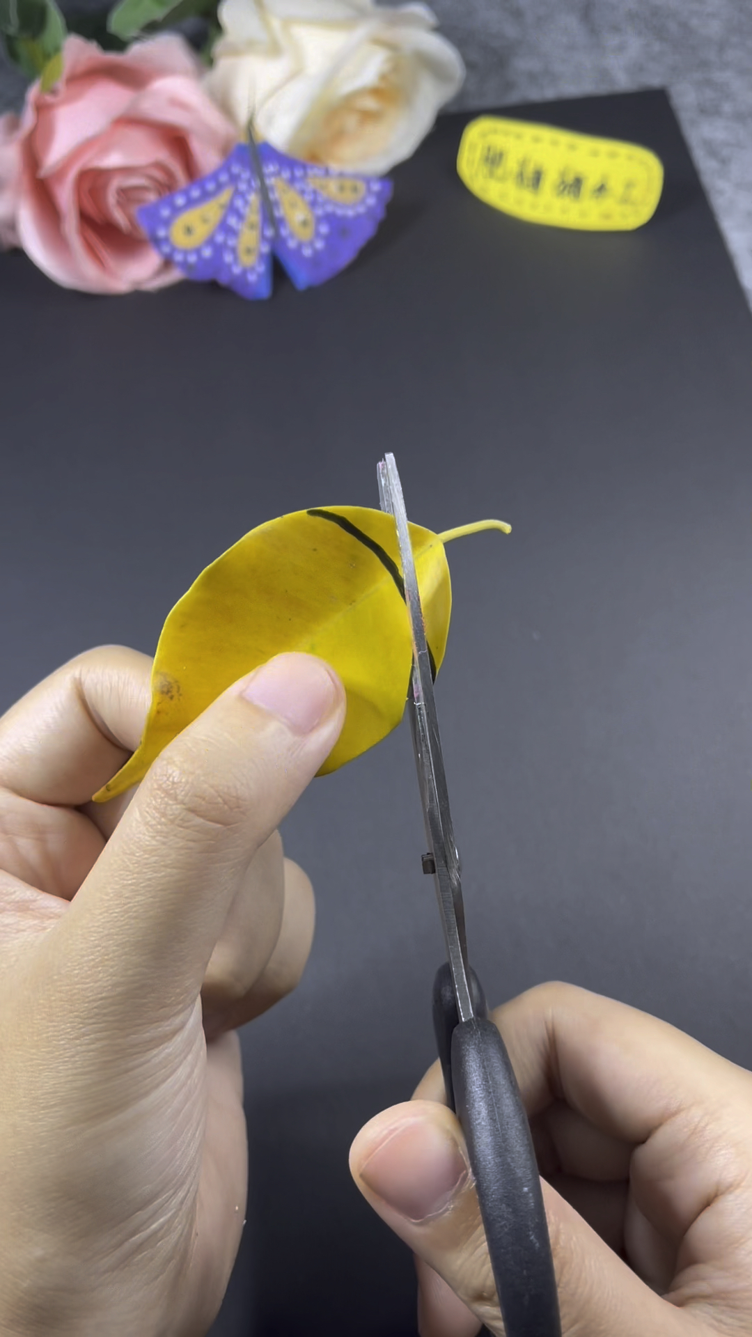 #手工#有趣的小蜜蜂树叶剪贴画,太可爱了