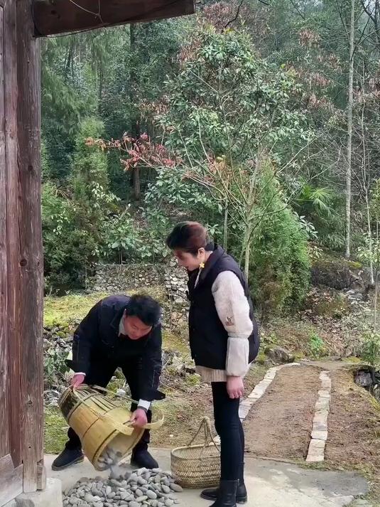 我们用鹅卵石和瓦片给院子铺了一条小路，瞬间感觉自己太有才了