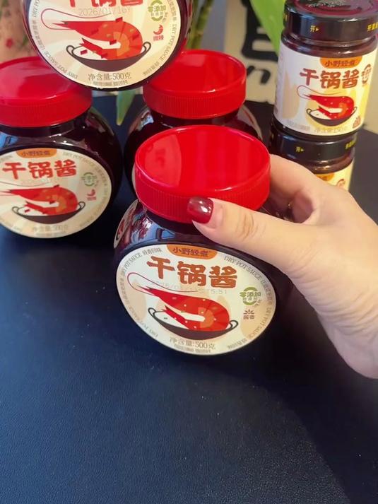 爱吃干锅菜的宝都看过来,来上一勺家中常备的干锅酱,配料干净,在家就可以吃麻辣香锅
