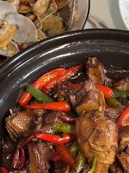 老婆做了我想吃的啤酒鸭,味道烧出来没有腥味,比鸡肉还好吃