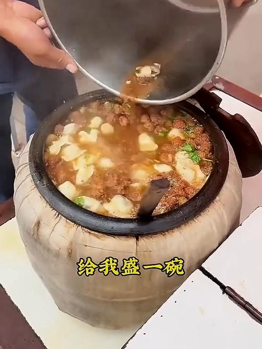 河南特色美食“罐罐饺子”脆丸子和饺子搭配酸辣汤 暖暖的!