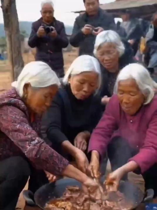 白发奶奶土灶炖大肉,徒手翻锅惊呆乡亲!香飘四溢引围观