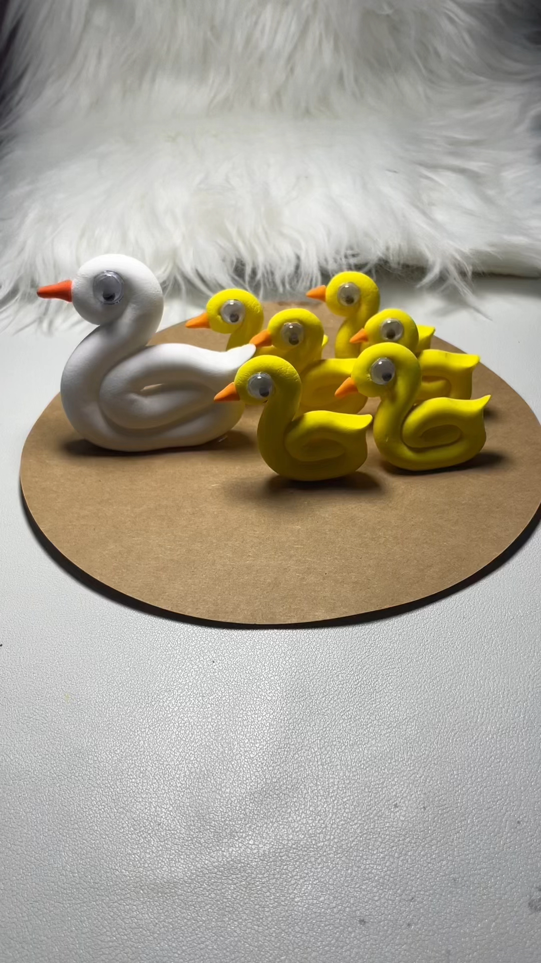 母鸭带小鸭去游玩啰!#小黄鸭