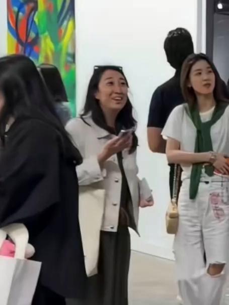 #花满春城我代言#奶茶妹妹章泽天出席香港巴塞尔艺术展，前一天穿着休闲装出门逛街