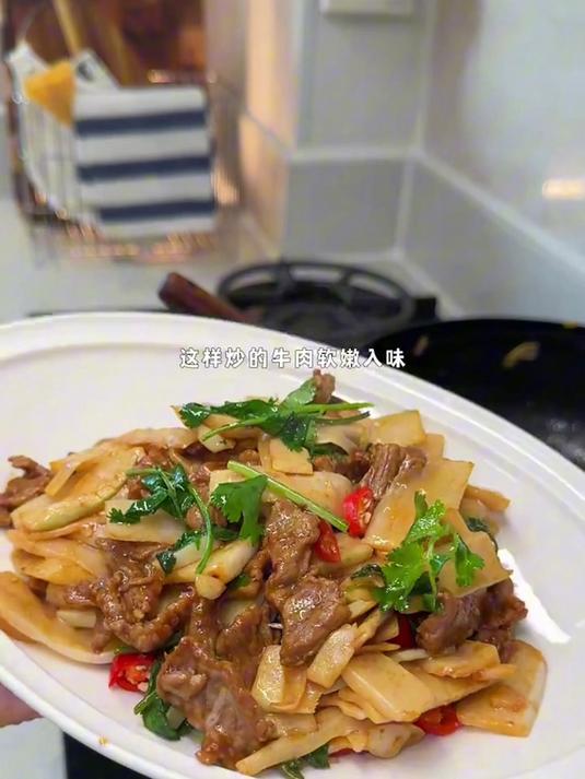 酸辣开胃的酸笋炒牛肉 脆爽嫩滑 记得要多备米饭