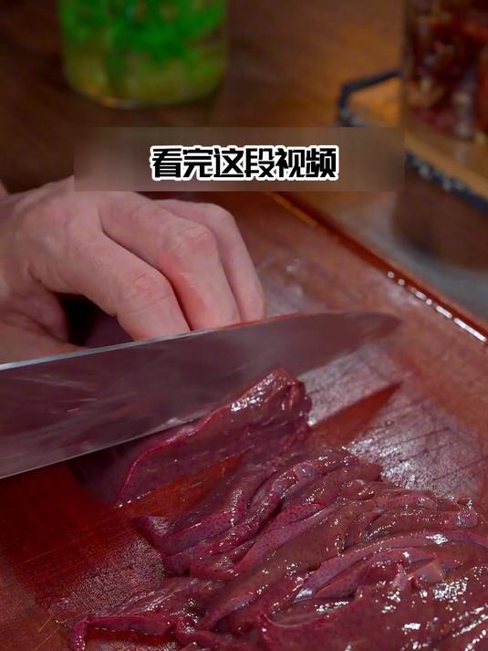 创意喝法解锁!猪肝汤拌面条,润燥又添独特风味
