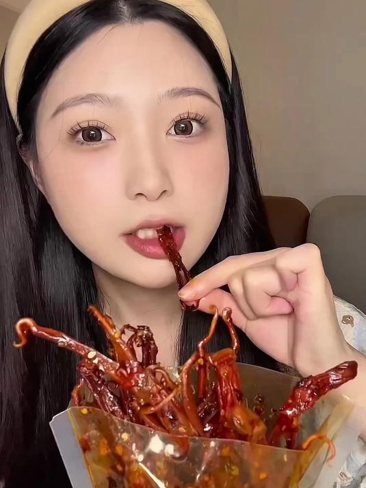 网上火的麻辣肉肉零食吃吃！