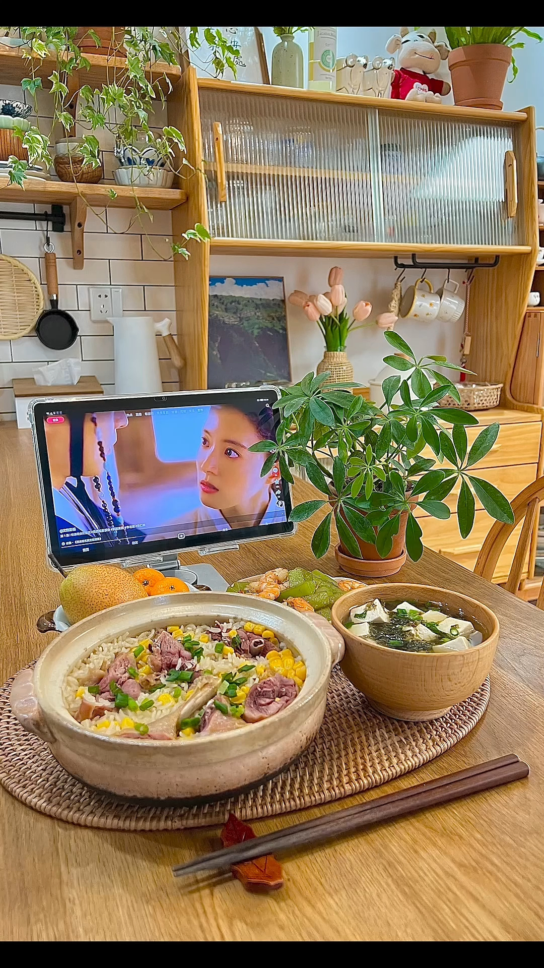一人食:今天吃腊鸭腿焖饭,莴笋炒虾仁,紫菜豆腐汤