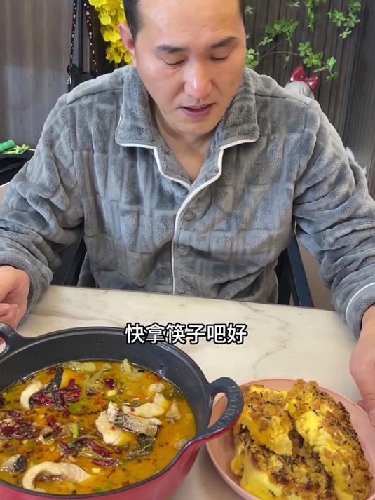 凌晨10:30大叔回来了,给我带了礼物,还不用我做宵夜