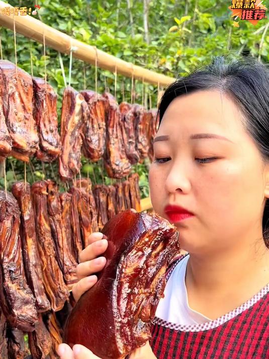 今天煮一块熏了两年的老腊肉