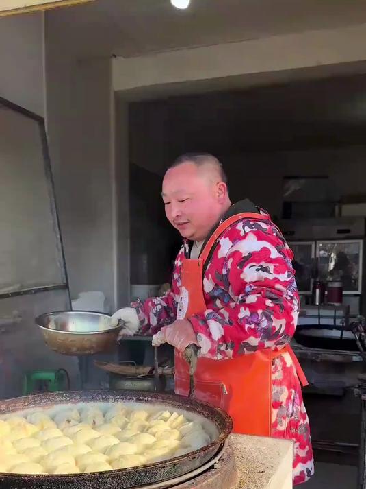 包子哥说了，他的肉包子有皮锤般大小，能吃30个免费