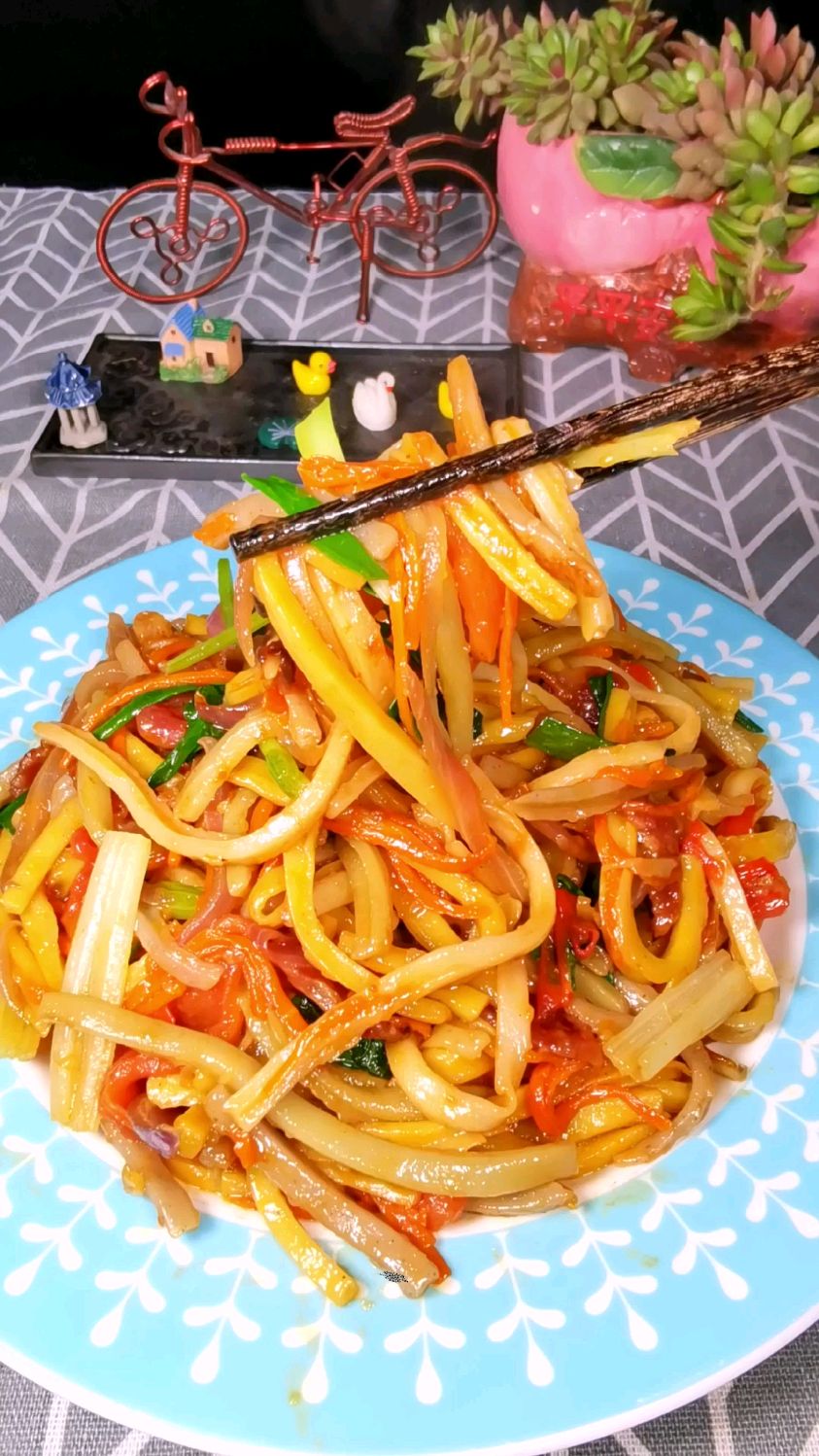 又到吃粉利的季节用纯大米做的粉利可炒着吃煮着吃炖汤吃涮火锅吃,各种花样吃百吃不厌