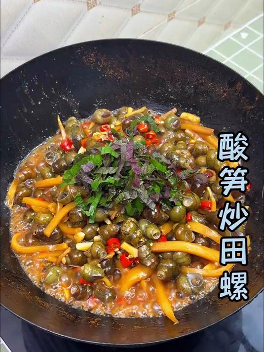 在广西吃宵夜，怎么能少得了酸笋炒田螺呢