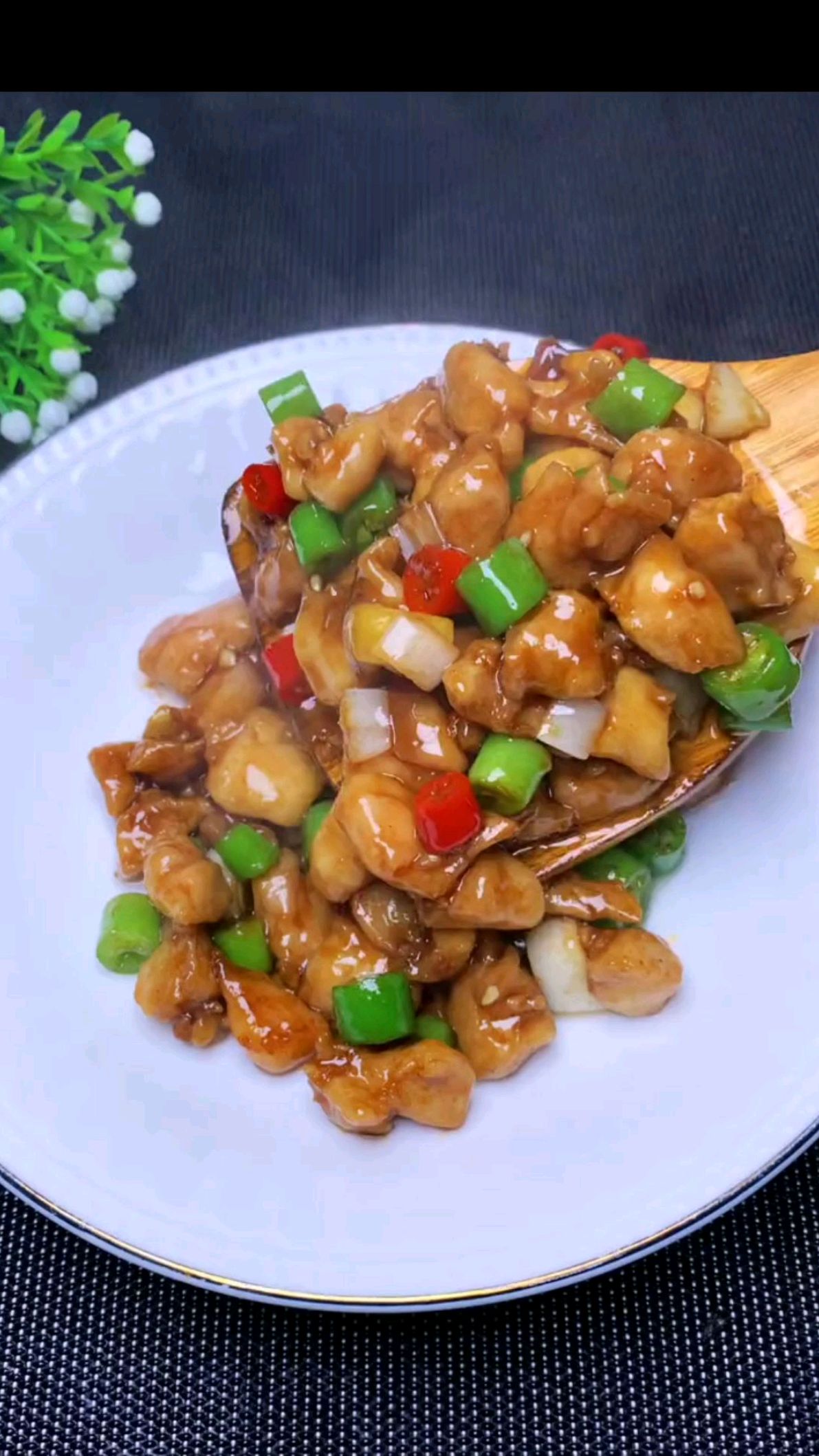 鸡腿肉这样炒,鲜嫩又下饭,简单超好吃