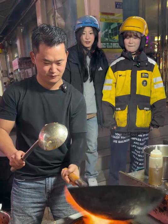 这两位外卖员 怎么比我都急#炒饭 #炒面#炒粉 #摆摊#守护的重量#