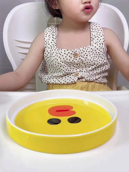 她是真的很想吃冰激凌 可她真的很怕冰