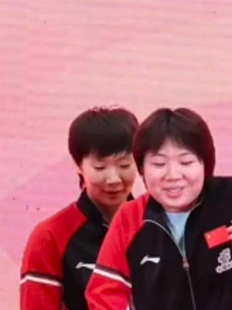 女队是这样上台的,莎莎被挤成了肉饼,采访的头哥也做起了翻译