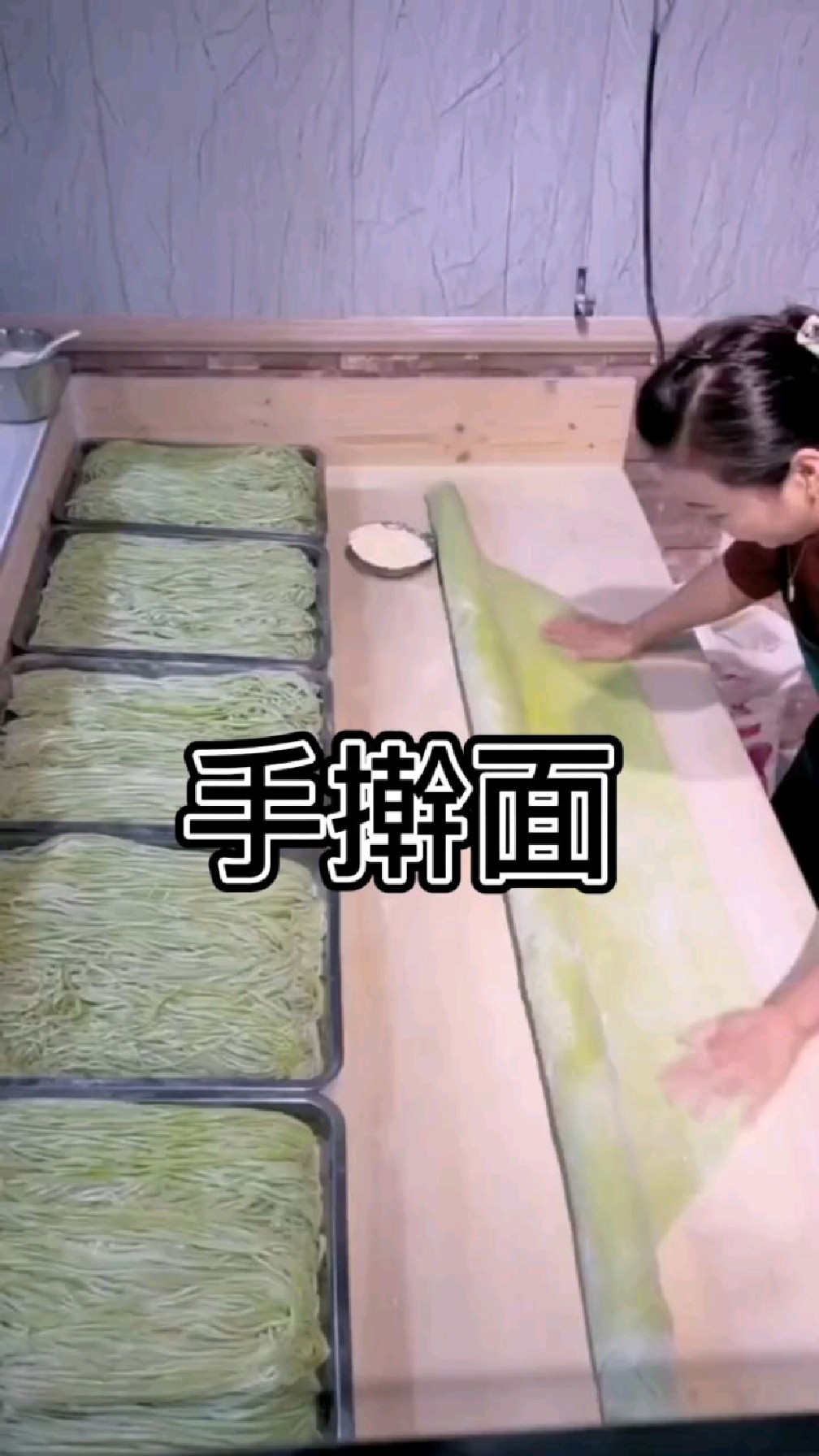 绿色蔬菜手擀面,机器压的面条和手工面条就是不一样