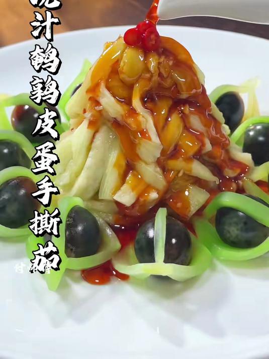 鹌鹑皮蛋搭配青笋茄子做出创意冷菜,摆盘精致,清淡爽口
