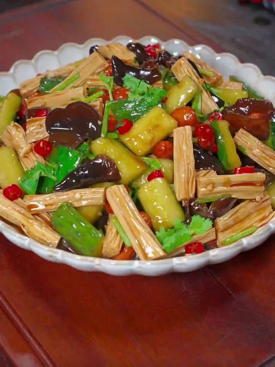 把黄瓜放开水里烫一烫,出锅就是一道夏天特别受欢迎的凉拌菜