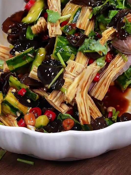 要是大鱼大肉吃腻了，那你就试试这个凉拌黄瓜吧，做法简单