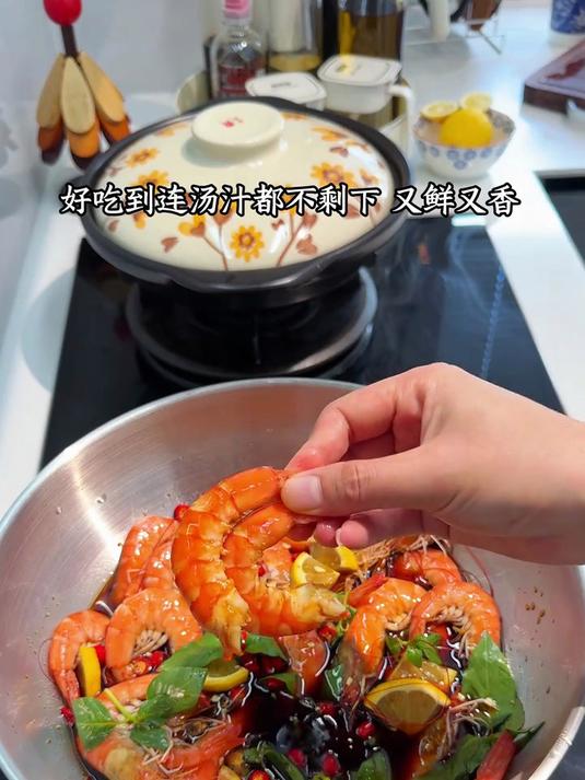 夏天吃得最多的就是花雕熟醉虾