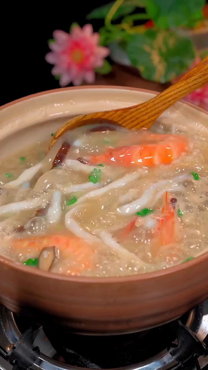 砂锅海鲜沙虫粥,鲜甜好吃超级丰富的一道粥,收藏给家里人做起来吧!
