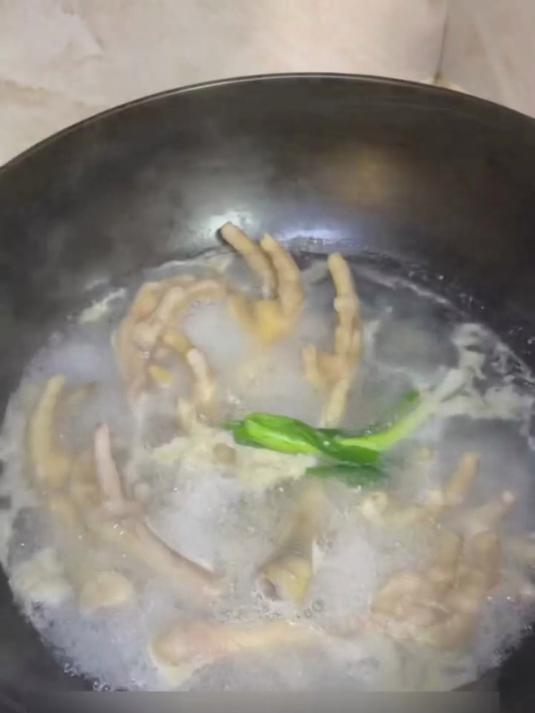 懒人快手眉豆鸡爪汤:花生入汤,不用慢炖也鲜美