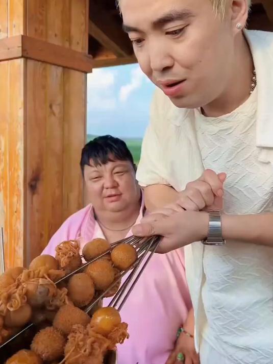 吃货阿宾来草原挑战500个肚包肉