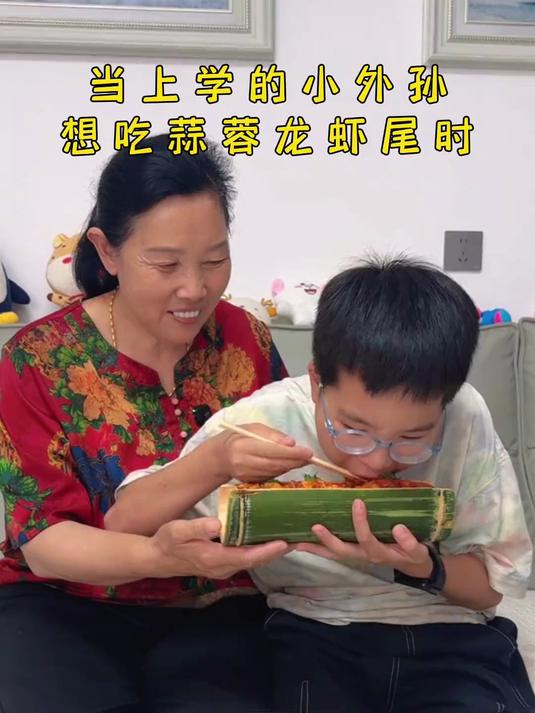 带你们看看我姥做的蒜蓉龙虾尾有多好吃，配上泡面好吃到停不下来