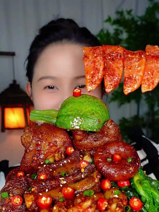 开饭啦！今日护栏饭！三文鱼、香辣墨鱼仔，麻辣鲜香，软糯弹牙