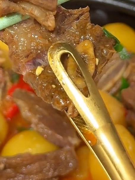 牛仔骨炖土豆牛肉软烂入味土豆吸饱了汤汁很下饭我们家孩子很爱吃