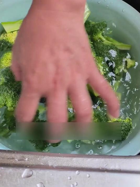 减脂期加餐!清炒西兰花低热高纤,解馋不超热量预算