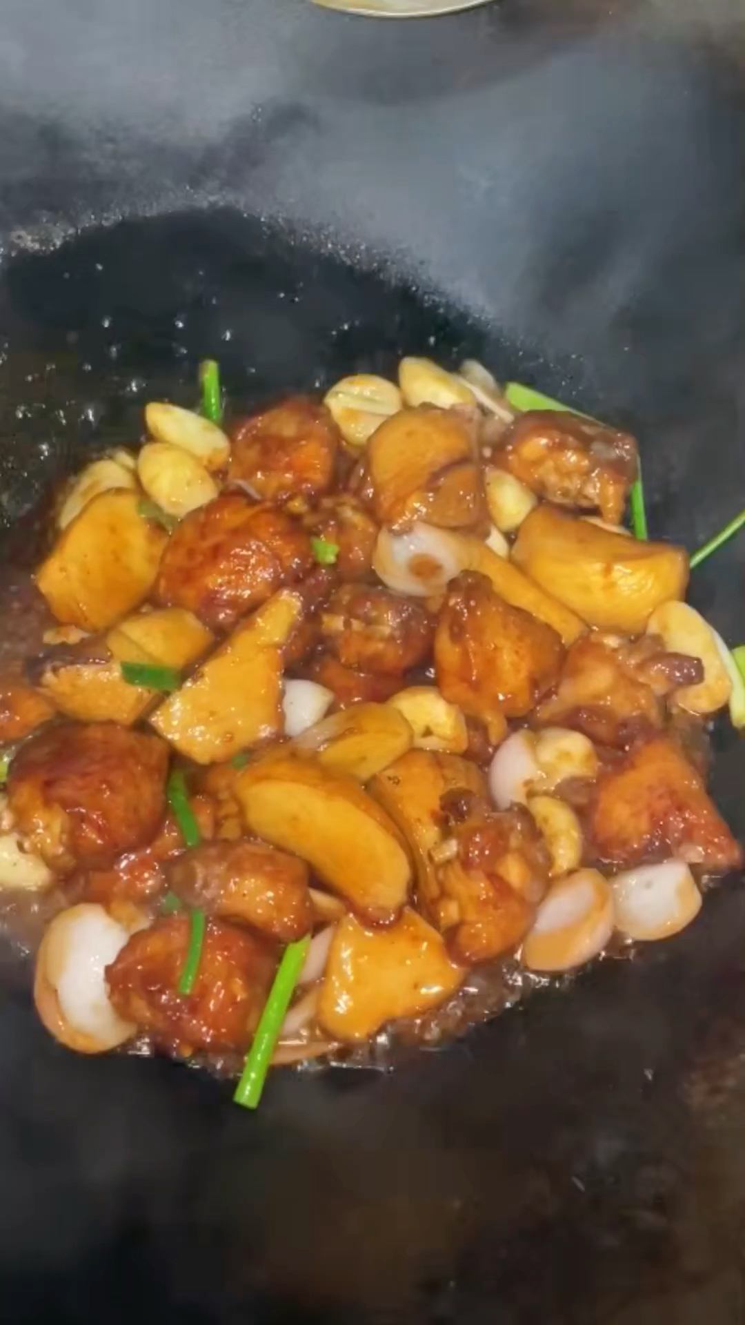刚出锅的台式三杯鸡,色泽红润,鸡肉软滑细嫩,味道醇厚鲜香,超下饭!