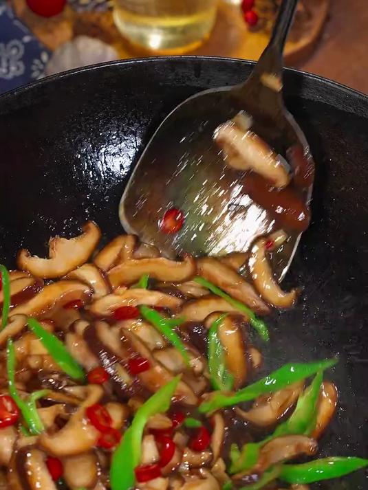 比肉还要好吃的素炒香菇,简单好吃下饭