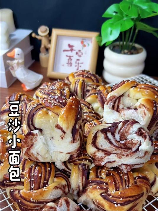 香甜柔软的豆沙小面包