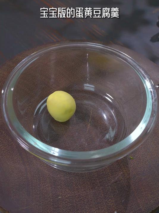 一道抓住宝宝成长黄金期的辅食,蛋黄虾仁豆腐羹,鲜香嫩滑