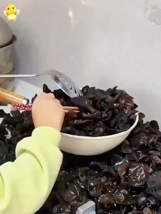 色泽黑亮表面光滑肉厚无根的正宗东北黑木耳炒菜凉拌火锅都很好吃