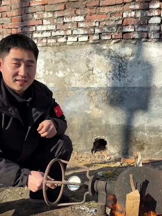 传统手摇爆米花已经越来越少了,慢慢的儿时记忆