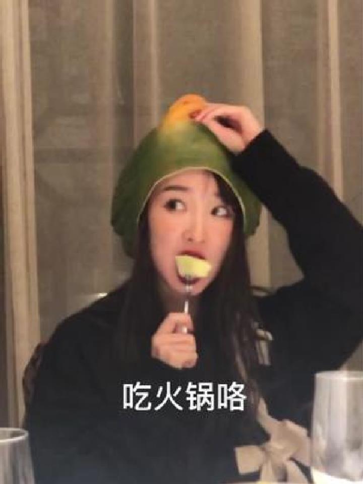 大家不要艾特我那个带着绿头鱼头套出门的视频了!我也拍了!